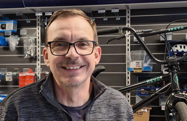 Stefan Stark Stefan Stark, Inhaber des Geschäftes Fahrrad.Stark in Greifswald, Der Geschäftsinhaber trägt eine Brille und lächelt in die Kamera.