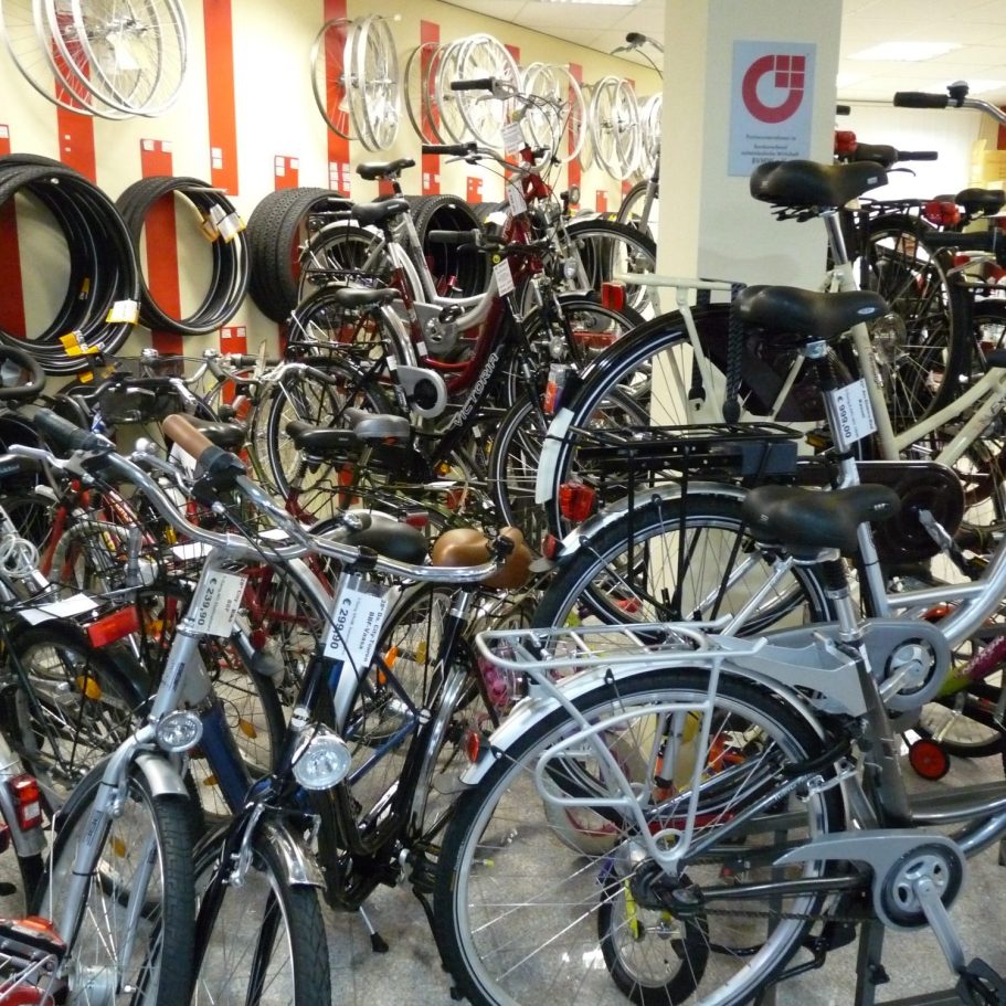 Verkaufsraum3 Fahrräder vor einer Wand mit Fahrradfelegen und Fahrradreifen