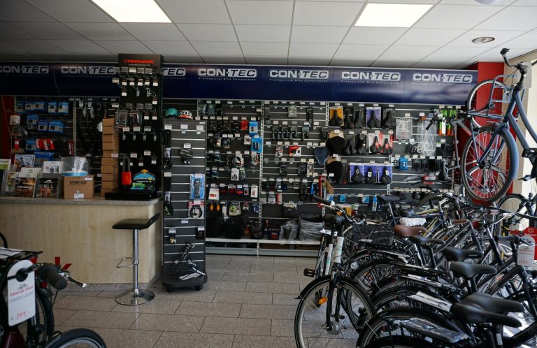 Verkaufsraum 4 Eine Wand mit Fahrradzubehör und Ersatzteilen